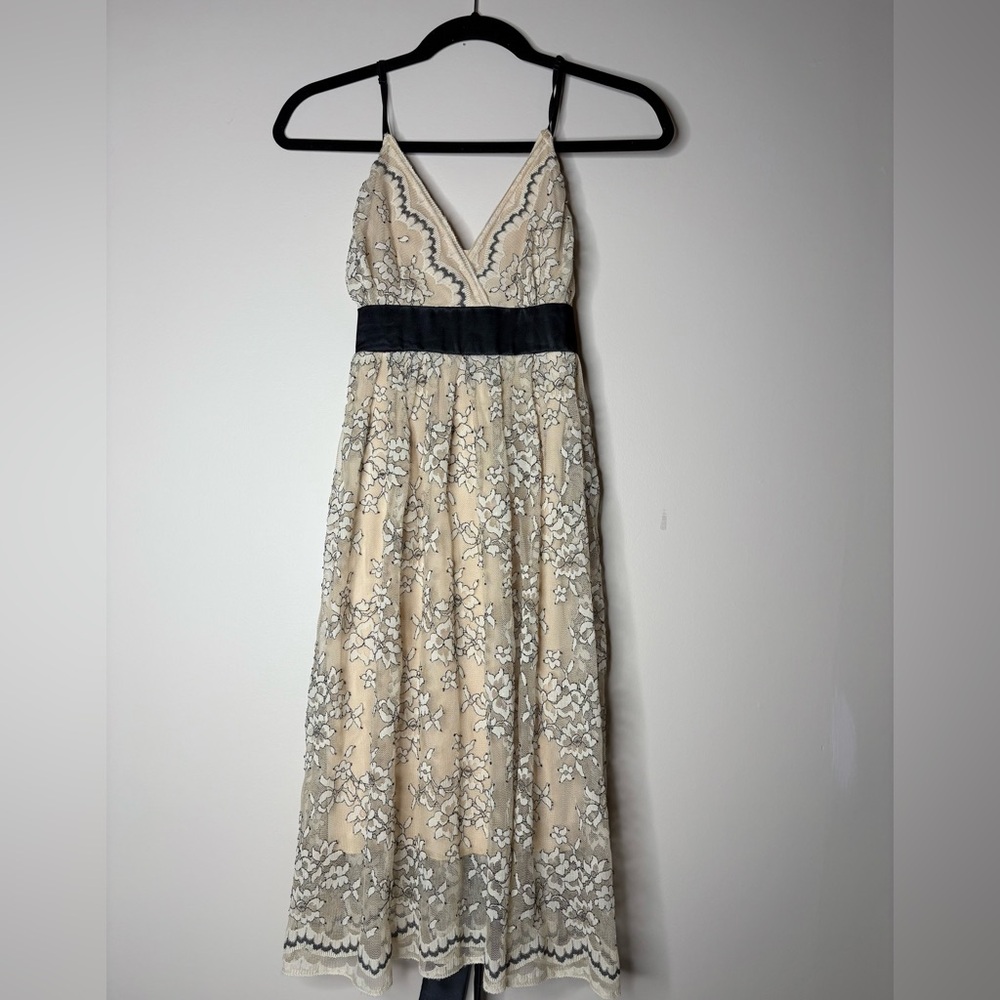 Karlie cream‎ and black floral lace dress. Chic Elegant Size L In Juniors.